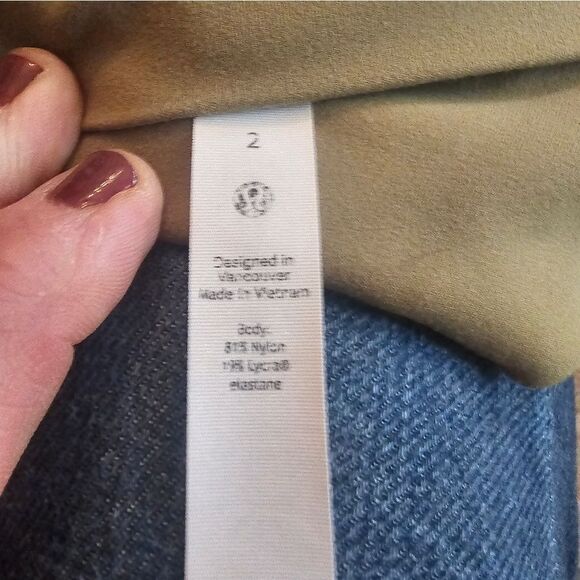 Lululemon olive green leggings size 2 great condition with 30 in inseam - Picture 5 of 6